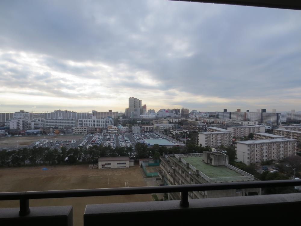 View photos from the dwelling unit. No day is the front building ・ View is good