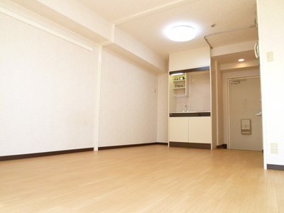 Living and room. Spacious Western-style about 10 tatami looks clean is also easy in the flooring