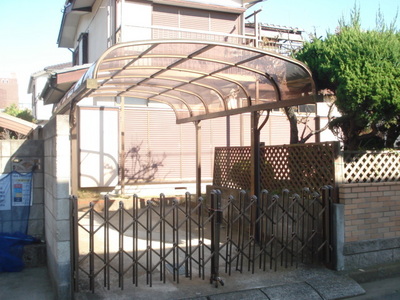 Parking lot. There is a covered car port happy on a rainy day ☆