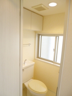 Toilet. ventilation ・ Toilet with a window to help lighting. 