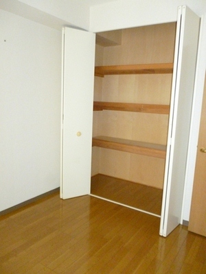 Living and room. Western-style also in the bedroom or study there is a substantial storage recommendations.