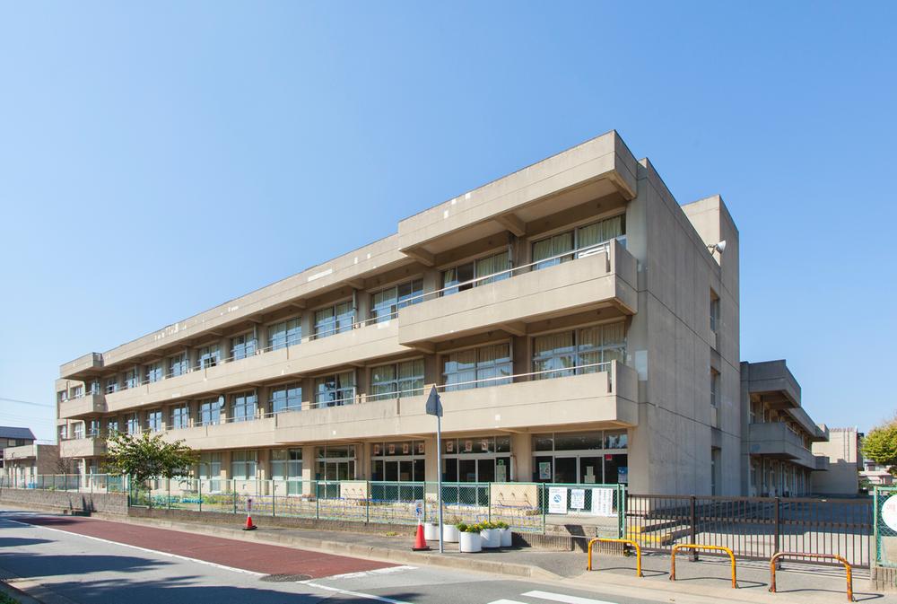 Primary school. Isobe 610m to the third elementary school