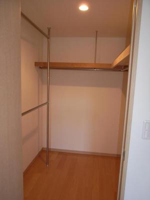 Receipt. The main bedroom enhance storage space there is a walk-in closet