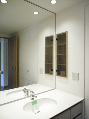 Washroom. Separate vanity daily necessities and accessories can also be accommodated.