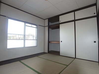 Living and room. About 4.5 Pledge of Japanese-style room. It puts a heavy chest of drawers in the Itadatami.