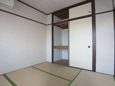 Living and room. Independent Japanese-style, It can be used as a bedroom or drawing room.