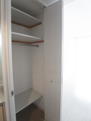 Receipt. There is also a large capacity of the closet, You can effectively use your room