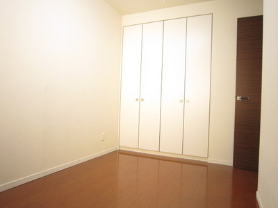 Living and room. Not troubled for storage because there is a cloakroom in the Western-style