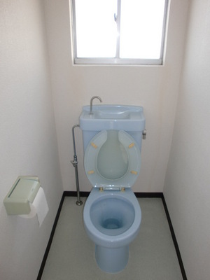 Toilet. There is a kitchen window to help ventilation lighting ☆
