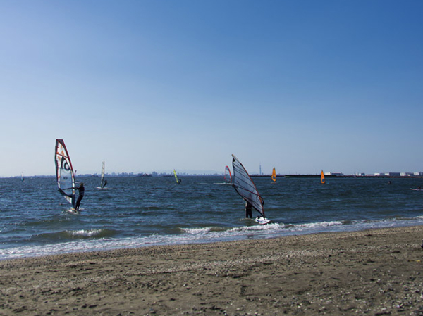 Surrounding environment. Hama Kemigawa (about 1320m ・ 17 minutes walk) ※ It started kite surfing windsurfing, Fishing, etc., You can enjoy a variety of water sports.