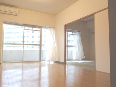 Living and room. In bright living room facing south-facing balcony, Of equipment handling Airco