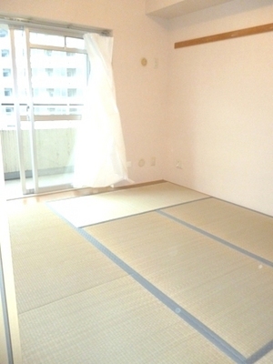 Living and room. Japanese-style room facing the south-facing balcony is comfortable warm.