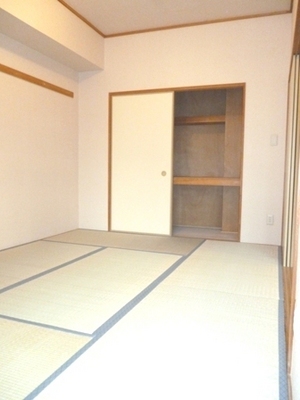 Living and room. For day it is good for Japanese-style room facing the balcony