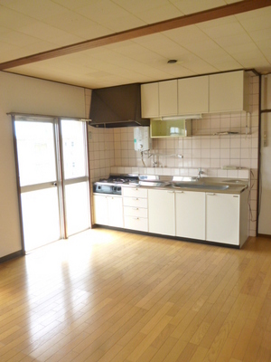 Kitchen. Widely easy-to-use kitchen (you Hakadori also cuisine) ・ To Berukoni