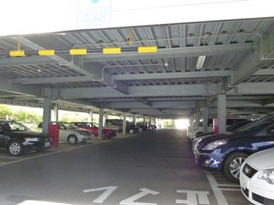 Parking lot. On-site parking, High roof car is also a stop easy to self-propelled.