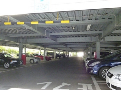 Parking lot. On-site parking, High roof car is also a stop easy to self-propelled. 