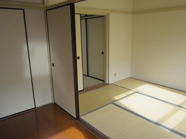 Living and room. 6 tatami spacious Japanese-style