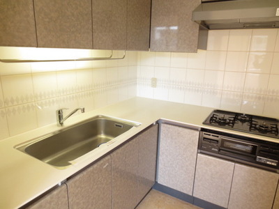 Kitchen. The kitchen has good usability in the L-shaped, It is also recommended for families like