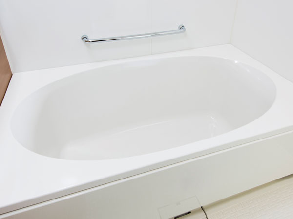 Bathing-wash room.  [Oval bathtub] Tub of impressive elliptical form. Drainage is capable built-in drain plug has been adopted by one also push.
