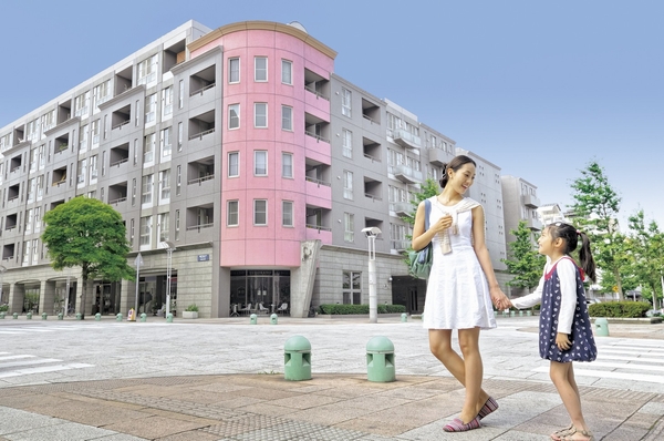 Building structure. Within the "Makuhari Baytown" is spread flat road network that has been in place. The sidewalk is divided neatly, Leisurely width widely, Stylish and safe to realize the consideration has been urban development also