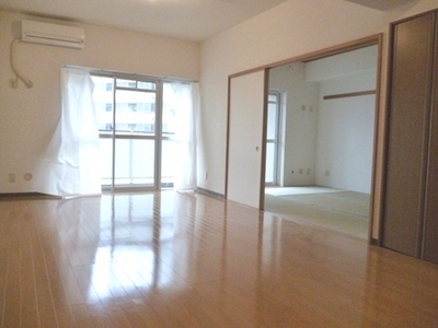 Living and room. There is a Japanese-style room that can be used in conjunction with the living, Flights also on the arrangement of the large furniture