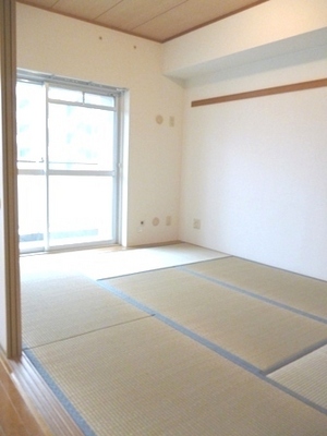 Living and room. In Japanese-style room facing the south-facing balcony, Bright Japanese-style room. There is also a closet