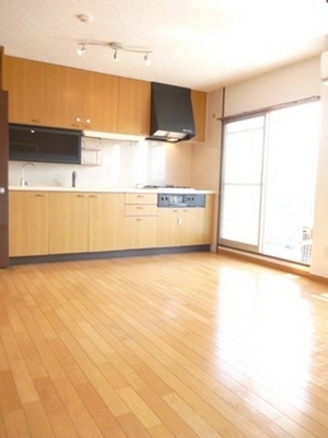 Living and room. It is convenient to be able to come out from the kitchen on the balcony.