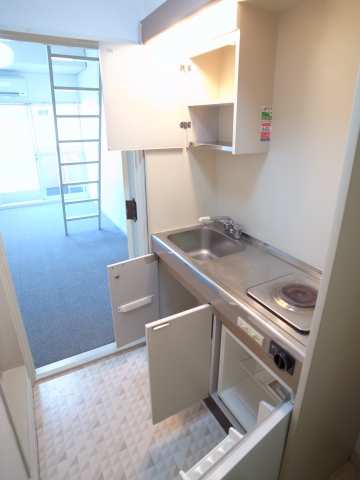 Kitchen. Storage is abundant mini fridge ☆ 