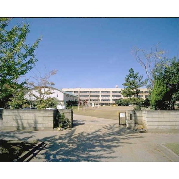 Primary school. Mihama-ku, Chiba City Makuharinishi to elementary school 380m