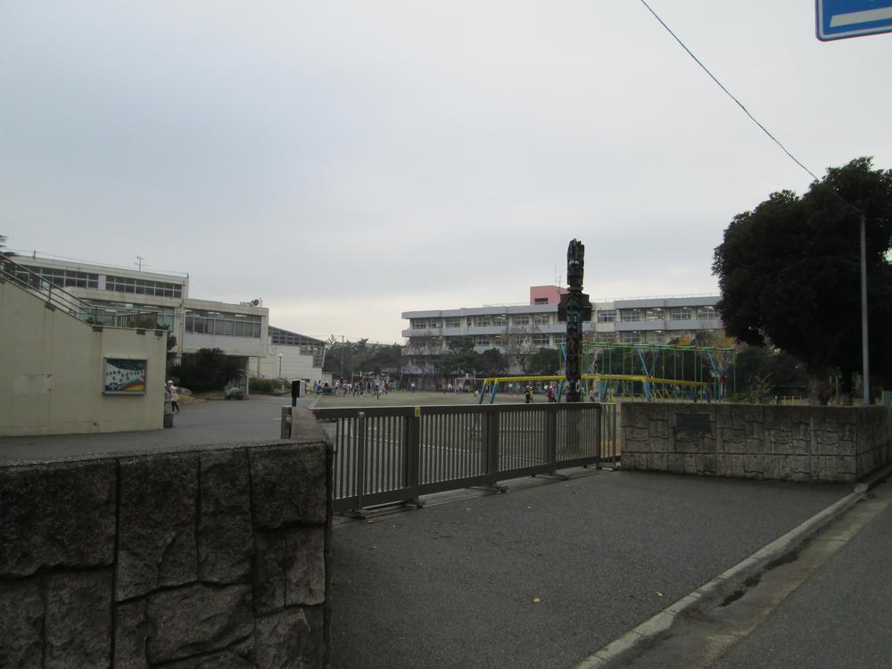 Primary school. 440m to the third elementary school Chiba Tatsuko cho