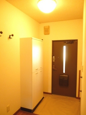 Entrance. Typical photo. Katazuki you clean is also available storage space in the front door