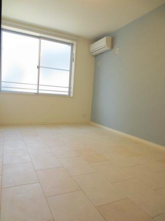 Living and room. White clean flooring