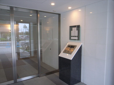 Entrance. Auto lock apartment of excellent peace of mind in the security!