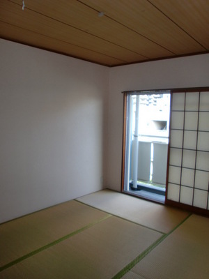 Living and room. ◇ bright Japanese-style room facing the balcony!