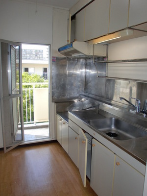 Kitchen. ◇ also have a balcony in the kitchen!