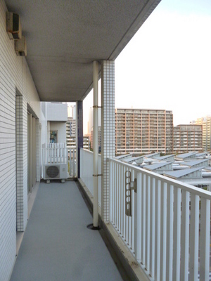 Balcony. Depth, Eaves, Wide balcony with a width