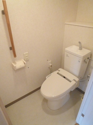 Toilet. Typical indoor photo. Easy-to-use bus ・ Restroom.