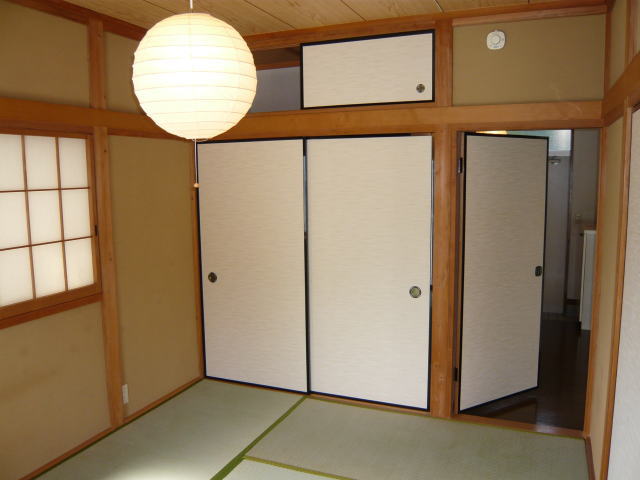 Living and room. Japanese-style room is the southeast corner room