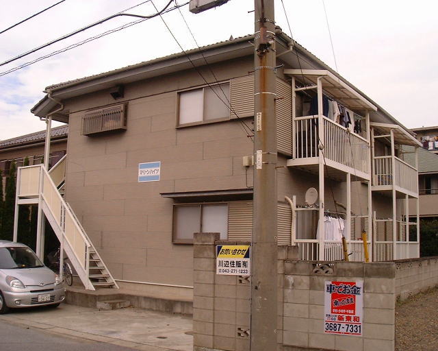 Building appearance. It is a corner room. 