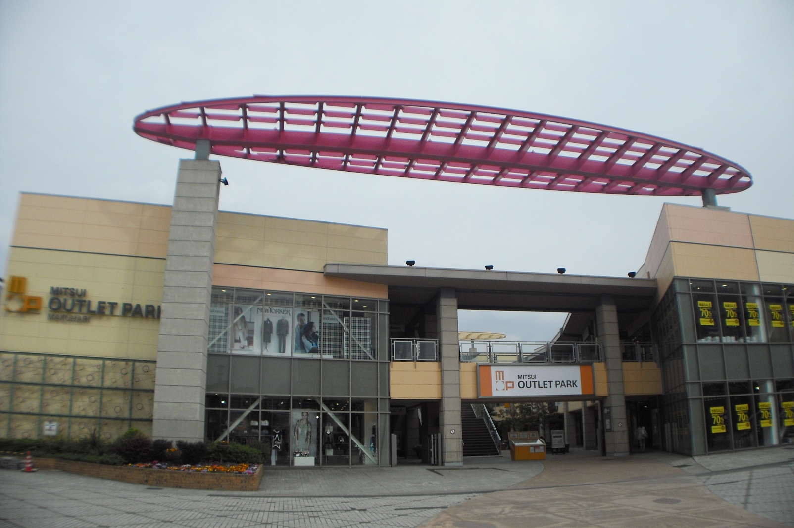 Shopping centre. 750m to Mitsui Outlet Park Makuhari (shopping center)