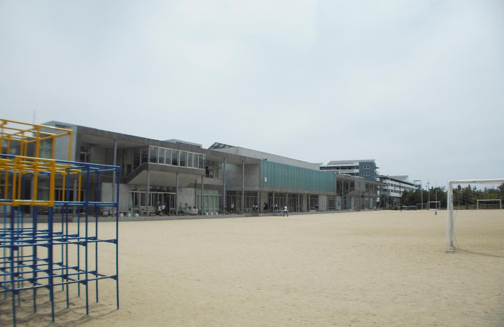 Primary school. Chiba Municipal beach Utase elementary school (elementary school) up to 100m