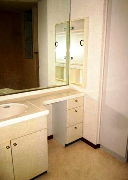 Wash basin, toilet. Wash basin that can also be used as a dresser There is also a storage