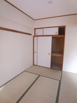 Living and room. There are housed in each room, A lot of luggage your family's is also safe