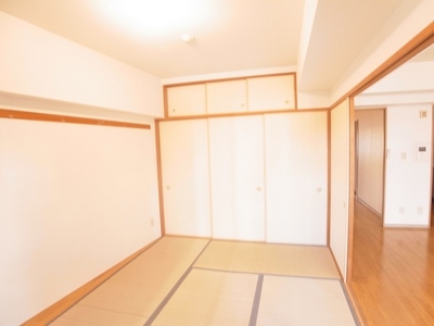 Living and room. It is also possible to use spacious by connecting a Japanese-style room and living room