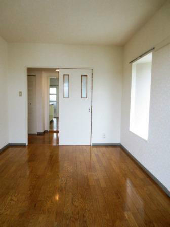 Other room space. Southwest side Western-style. It is bright and there is a bay window