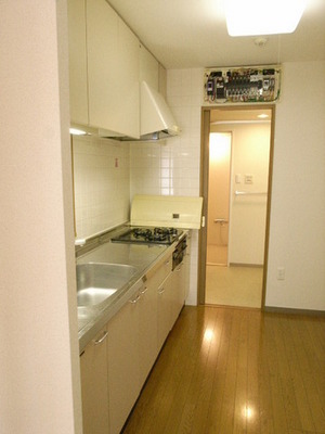 Kitchen. Typical indoor photo. Cooking is also easy to work space spread of the kitchen.