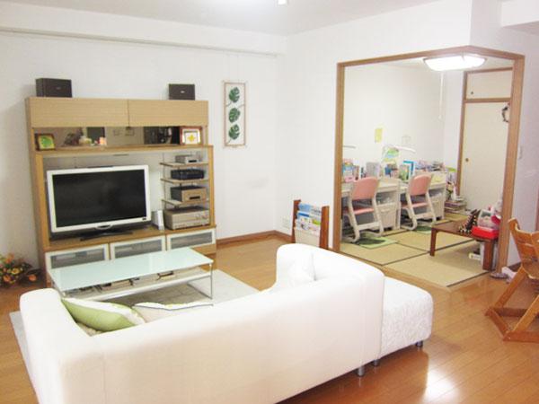 Living. Living space and a Japanese-style room is adjacent, You can variously use such as when the kids space and study room open the sliding door.