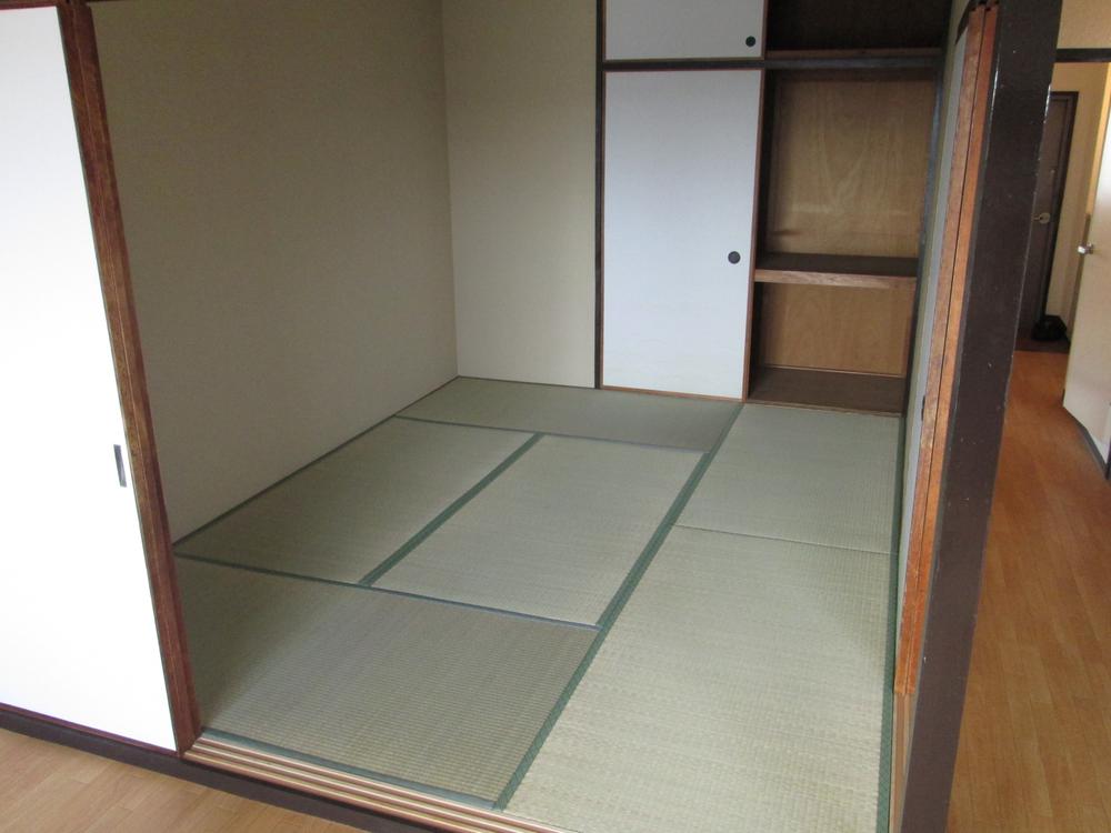 Non-living room. Japanese-style room at the side of the living room. If releasing the door, To more spacious living!