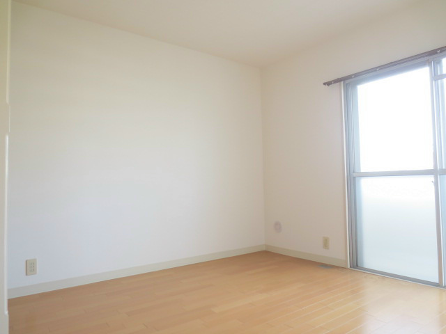 Other room space. The south side of the Western-style flooring is beautiful.