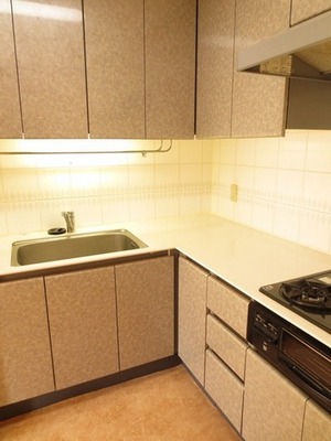 Kitchen. The kitchen has good usability in the L-shaped, You Hakadori also cuisine